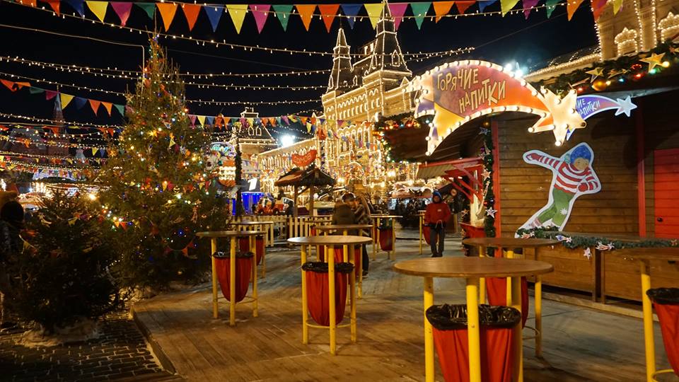 แผงขายของในรัสเซีย ขายของยามค่ำคืนท่ามกลางอากาศหนาว